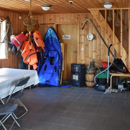 6 Person In * Bud